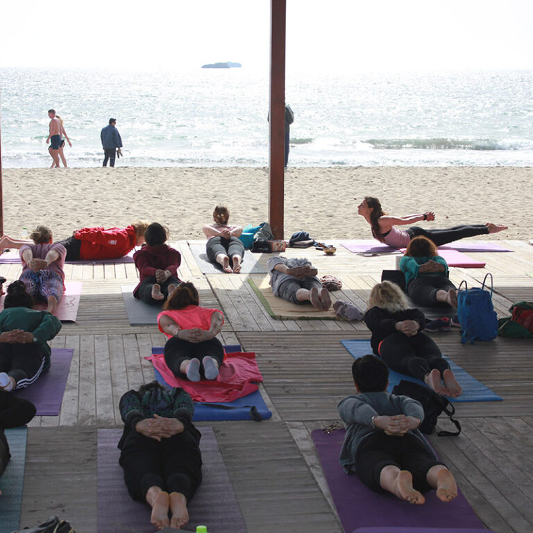 yoga en la playa